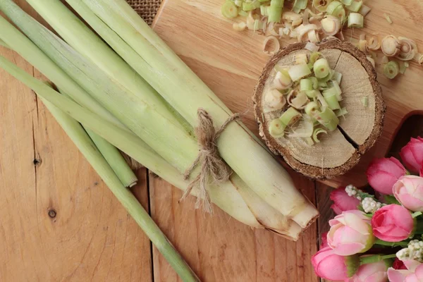 taze limon otu ahşap arka plan üzerinde bitkidir