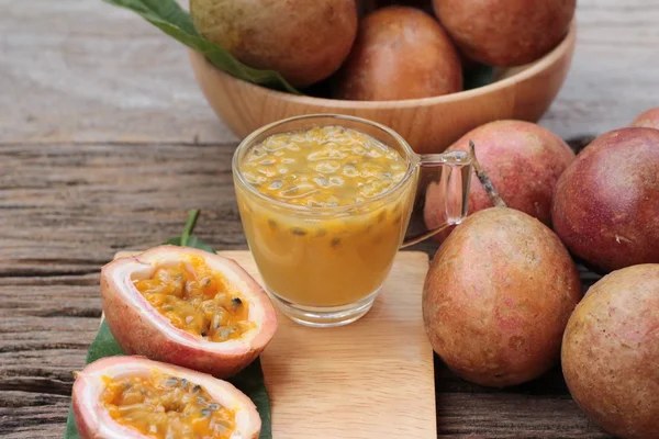 Passion fruit smoothie is delicious on wood background. — Stock Photo, Image