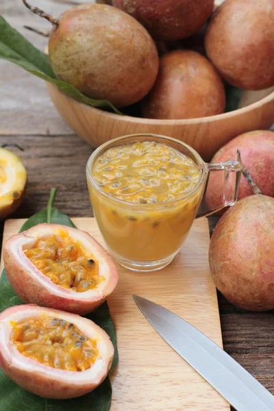 Passion fruit smoothie is delicious on wood background. — Stock Photo, Image