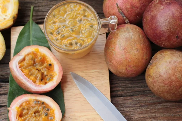 Tutku meyve yüzlü ahşap arka plan üzerinde lezzetlidir.