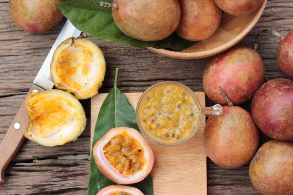 Batido de maracujá é delicioso no fundo de madeira . — Fotografia de Stock