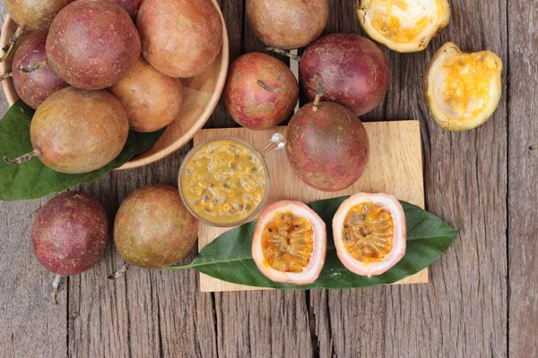 Tutku meyve yüzlü ahşap arka plan üzerinde lezzetlidir.