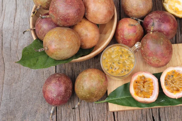 Tutku meyve yüzlü ahşap arka plan üzerinde lezzetlidir.