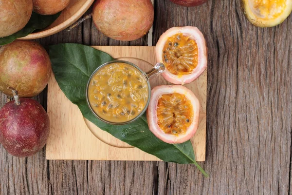 Tutku meyve yüzlü ahşap arka plan üzerinde lezzetlidir.