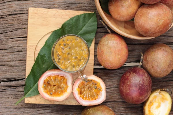 Tutku meyve yüzlü ahşap arka plan üzerinde lezzetlidir.