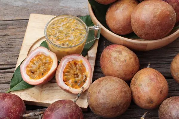 Tutku meyve yüzlü ahşap arka plan üzerinde lezzetlidir.