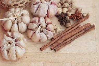 Sarımsak sağlık yararları üzerinde ahşap arka plan vardır..