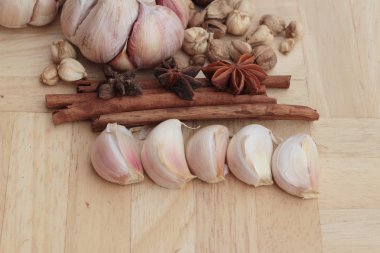 Sarımsak sağlık yararları üzerinde ahşap arka plan vardır..