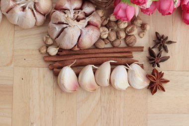 Sarımsak sağlık yararları üzerinde ahşap arka plan vardır..