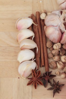Sarımsak sağlık yararları üzerinde ahşap arka plan vardır..