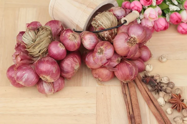 Шалот - азия красный лук для приготовления пищи — стоковое фото