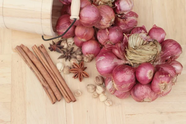 Chalota - cebola vermelha asiática de no momento da cozinha — Fotografia de Stock