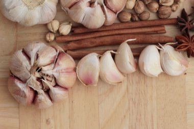 Sarımsak sağlık yararları üzerinde ahşap arka plan vardır..