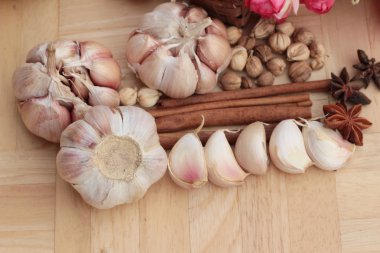 Sarımsak sağlık yararları üzerinde ahşap arka plan vardır..