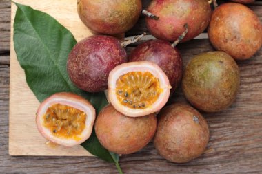 Ahşap arka plan üzerinde olgun tutku meyve lezzetlidir.