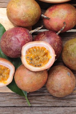 Tutku meyve yüzlü ahşap arka plan üzerinde lezzetlidir.