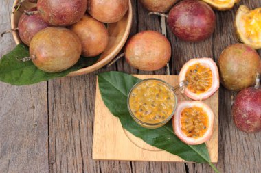 Tutku meyve yüzlü ahşap arka plan üzerinde lezzetlidir.