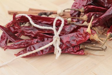 Ahşap arka plan üzerinde yemek pişirmek için kurutulmuş biber.