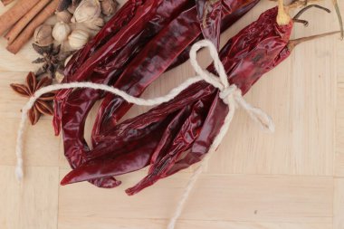 Ahşap arka plan üzerinde yemek pişirmek için kurutulmuş biber.