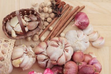 Arka plan ağaç soğancık ve pişirme için sarımsak.