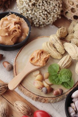 Fıstık ezmesi ve ahşap zemin üzerine fıstık