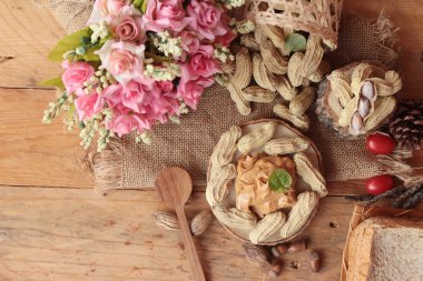 Fıstık ezmesi ve ahşap zemin üzerine fıstık