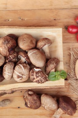 Shiitake mantar ahşap arka plan üzerinde yemek pişirmek için