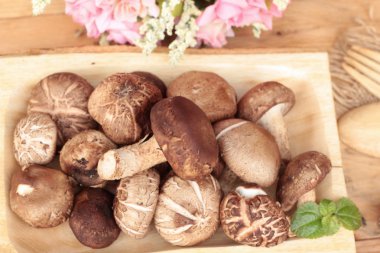 Shiitake mantar ahşap arka plan üzerinde yemek pişirmek için