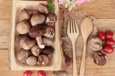 Shiitake mantar ahşap arka plan üzerinde yemek pişirmek için