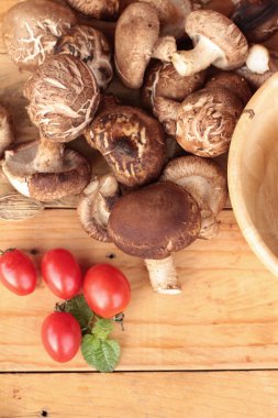 Shiitake mantar ahşap arka plan üzerinde yemek pişirmek için
