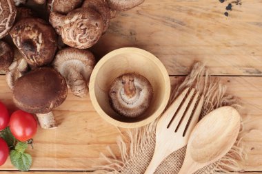 Shiitake mantar ahşap arka plan üzerinde yemek pişirmek için