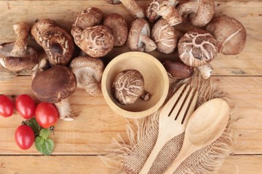 Shiitake mantar ahşap arka plan üzerinde yemek pişirmek için