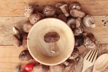 Shiitake mantar ahşap arka plan üzerinde yemek pişirmek için