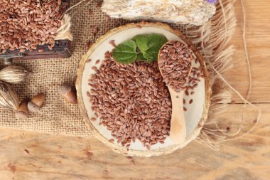 Ahşap arka plan üzerinde sağlık için keten tohumu