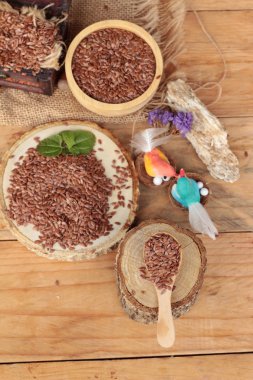 Ahşap arka plan üzerinde sağlık için keten tohumu