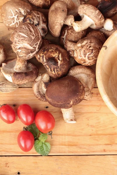 Cogumelos shiitake para cozinhar em fundo de madeira — Fotografia de Stock