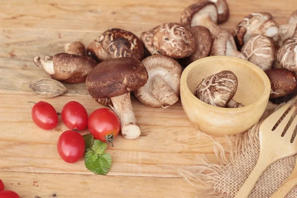 Shiitake mantar ahşap arka plan üzerinde yemek pişirmek için — Stok fotoğraf