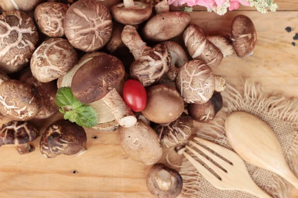 Cogumelos shiitake para cozinhar em fundo de madeira — Fotografia de Stock