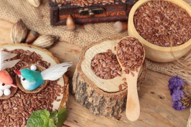 Ahşap arka plan üzerinde sağlık için keten tohumu