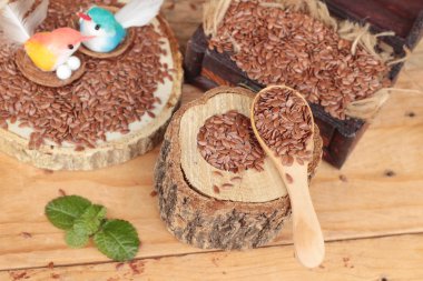 Ahşap arka plan üzerinde sağlık için keten tohumu