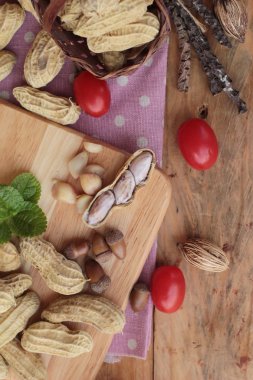 Fıstık ve ahşap zemin üzerine haşlanmış fıstık.