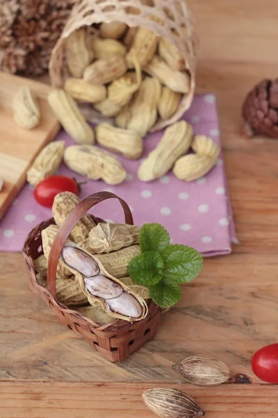 Cacahuetes y cacahuetes cocidos sobre fondo de madera . — Foto de Stock