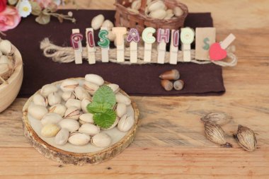 Antep fıstığı için lezzetli sağlıklı ahşap arka plan üzerinde