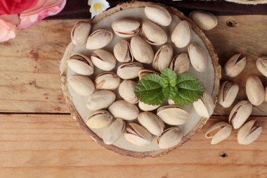 Antep fıstığı için lezzetli sağlıklı ahşap arka plan üzerinde