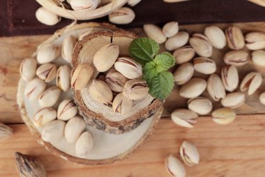 Antep fıstığı için lezzetli sağlıklı ahşap arka plan üzerinde