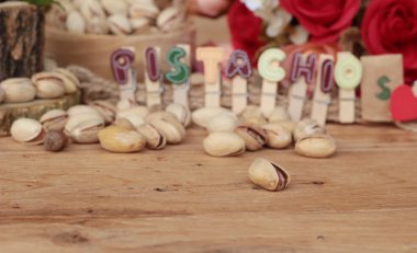 Antep fıstığı için lezzetli sağlıklı ahşap arka plan üzerinde