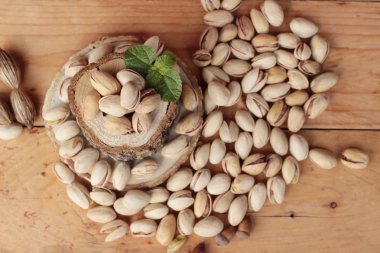 Antep fıstığı için lezzetli sağlıklı ahşap arka plan üzerinde