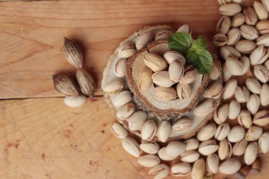 Antep fıstığı için lezzetli sağlıklı ahşap arka plan üzerinde