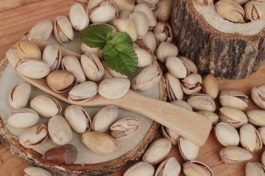 Antep fıstığı için lezzetli sağlıklı ahşap arka plan üzerinde