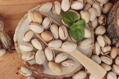 Antep fıstığı için lezzetli sağlıklı ahşap arka plan üzerinde